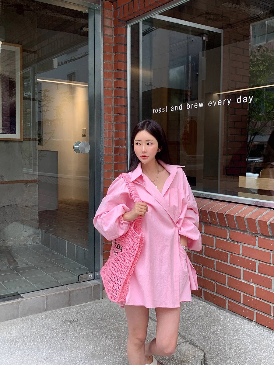Woman wearing a pink oversized blazer dress with a matching woven bag sunkissed summer outfit for women